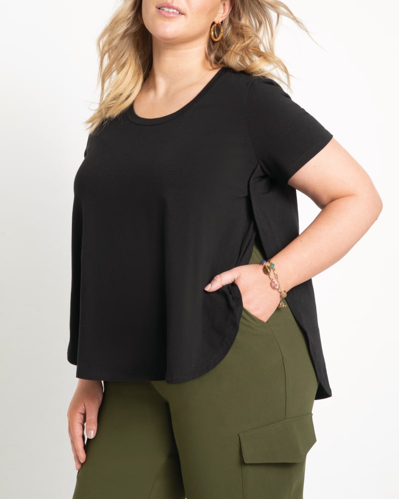 Front of a model wearing a size 14|16 Chloe Open Side Tee in Black by ELOQUII. | dia_product_style_image_id:206676